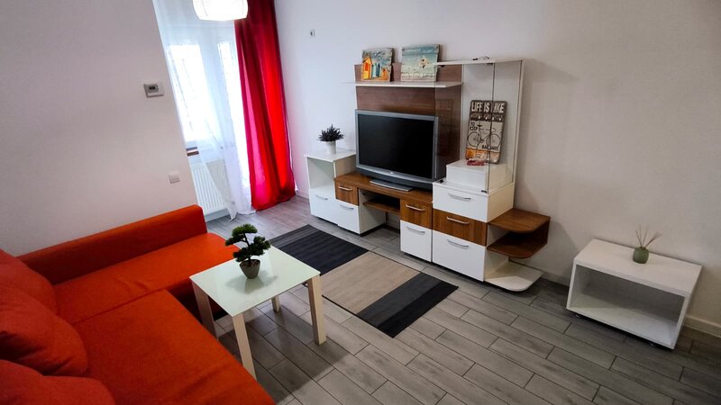 Trapezului, retrasa de la bulevard, zona verde cu terenuri sportive