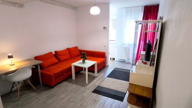 Trapezului, retrasa de la bulevard, zona verde cu terenuri sportive