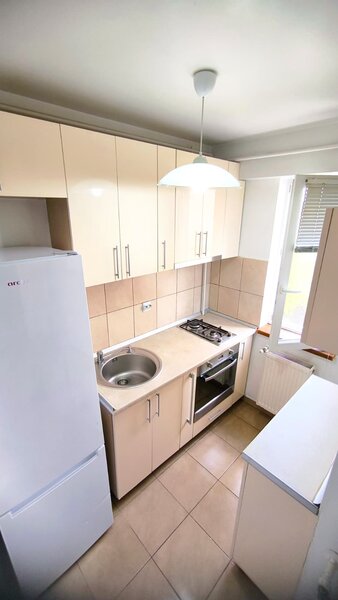 Trapezului, retrasa de la bulevard, zona verde cu terenuri sportive