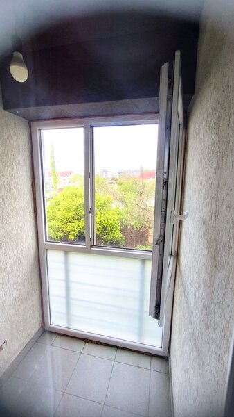 Trapezului, retrasa de la bulevard, zona verde cu terenuri sportive