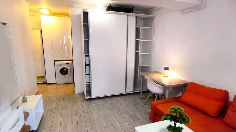 Trapezului, retrasa de la bulevard, zona verde cu terenuri sportive